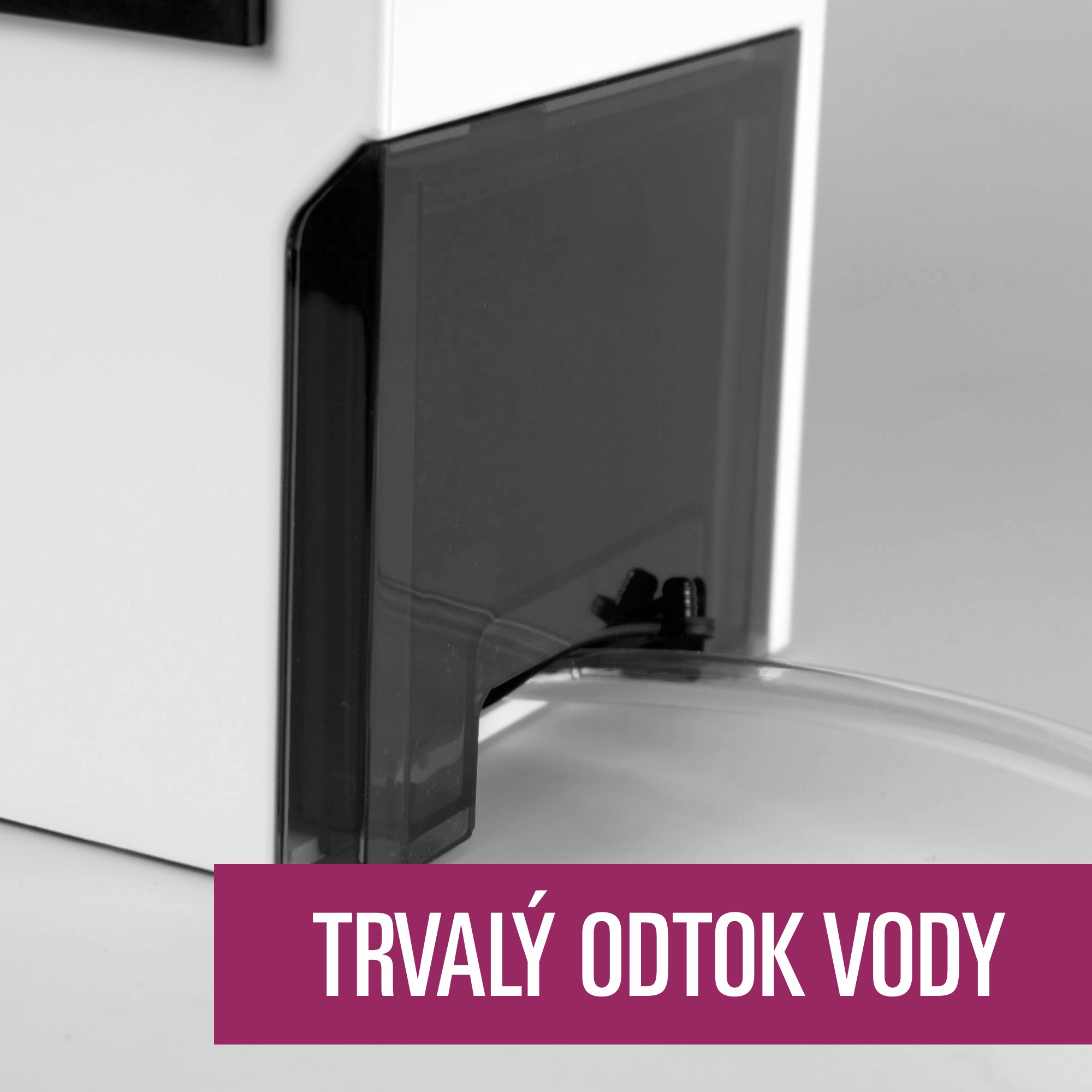 Vysoušeč vlhkosti má možnost odvést vodu do kanálku pomocí hadičky